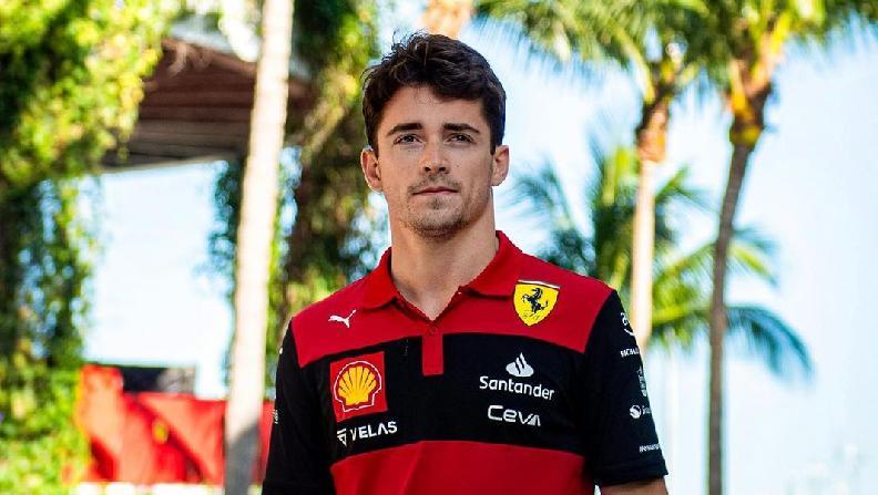 Charles Leclerc Jadi ‘Warlok’ di Bali: Naik Motor, Antre Bensin Eceran