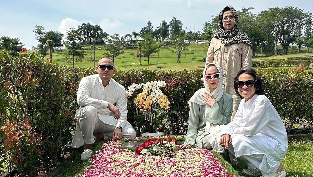 Momen Lebaran BCL dan Keluarga, Ziarah ke Makam Ashraf Sinclair