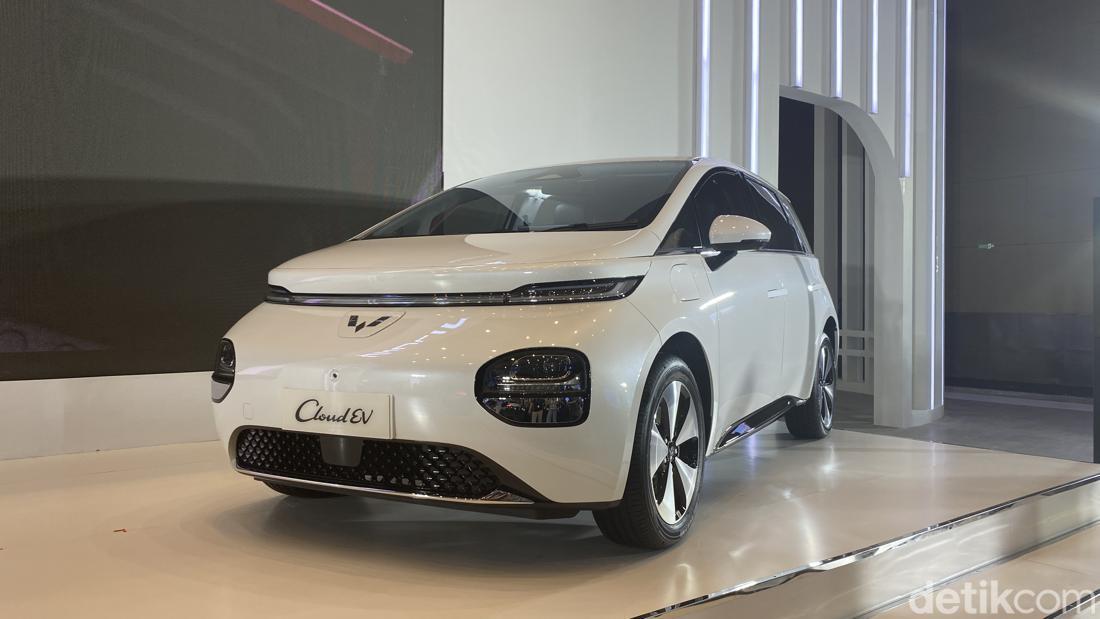 Wuling Cloud EV Bisa Pengisian Cepat Pakai Soket GB/T, Lokasi Ngecasnya?
