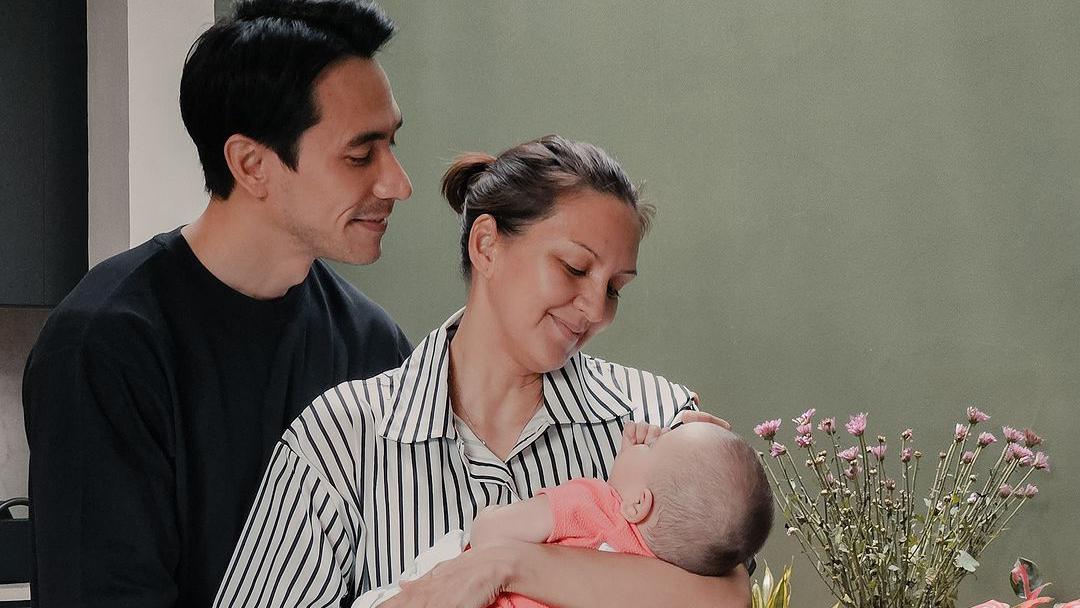 Darius Sinathrya dan Donna Gendong Bayi, Sosok Baby M Bikin Penasaran