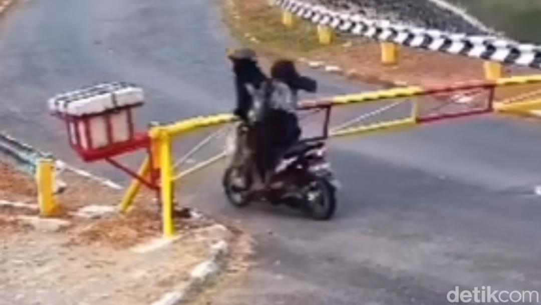 Viral 2 Remaja ‘Seruduk’ Portal Waduk Sermo Pakai Motor, Ternyata Sudah Sering