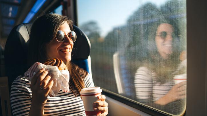 5 Makanan yang Sebaiknya Tak Dimakan Saat Naik Kereta