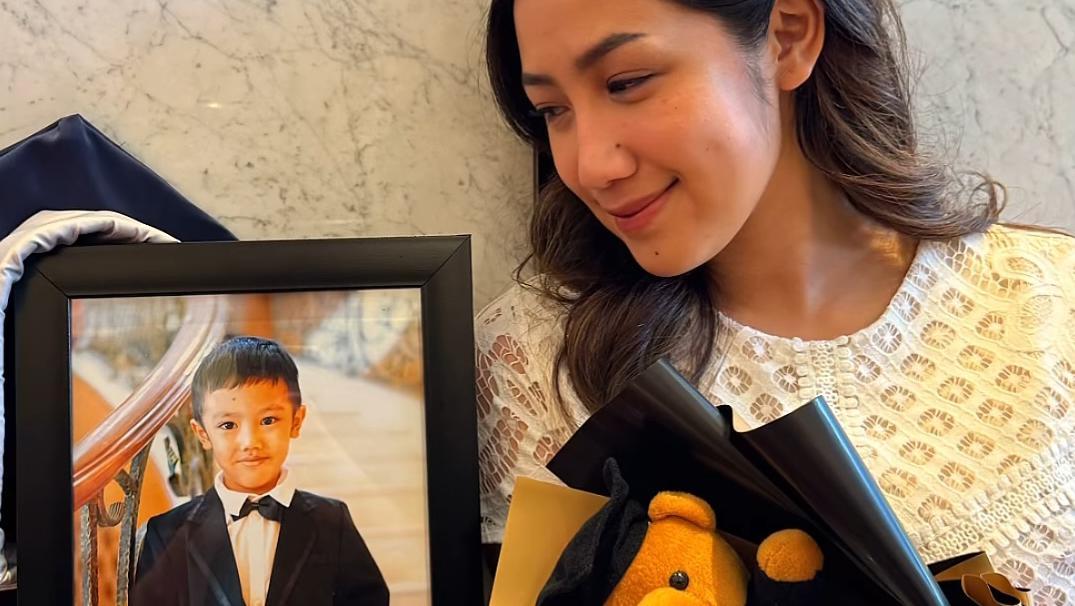 Tamara Tyasmara Emosional Wakili Almarhum Anak di Acara Kelulusan Sekolah