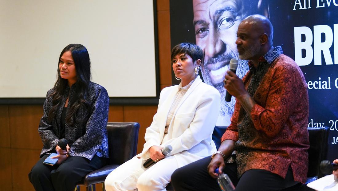 Brian McKnight Pakai Batik, Kagum dengan Budaya Indonesia