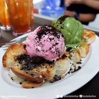Bagaimana Kalau Sore Ini, Ngemil Roti Bakar dengan Topping Es Krim?