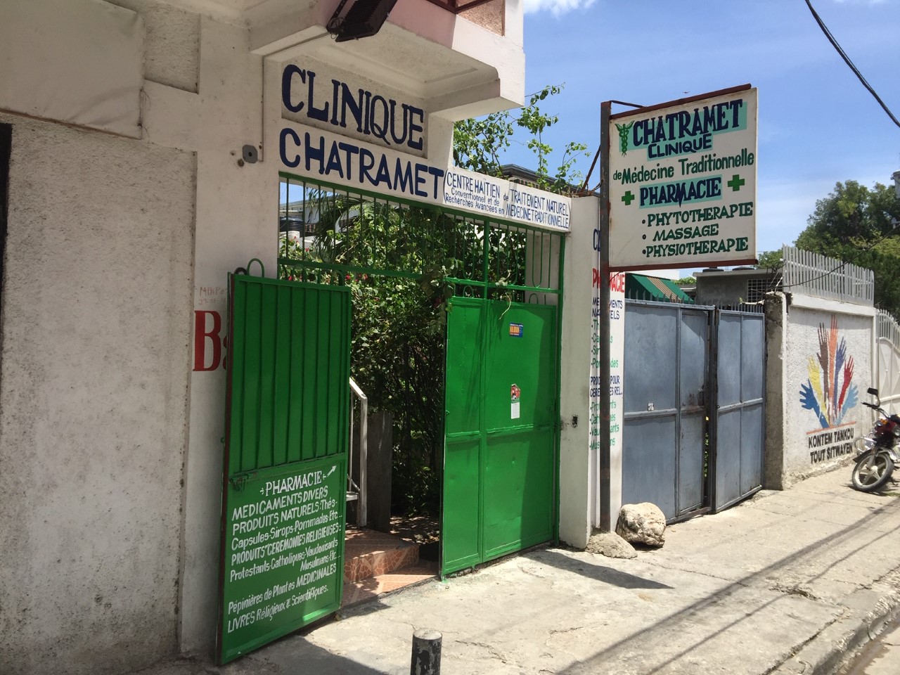 Clinique et pharmacie spécialisée… la « médecine feuille » se