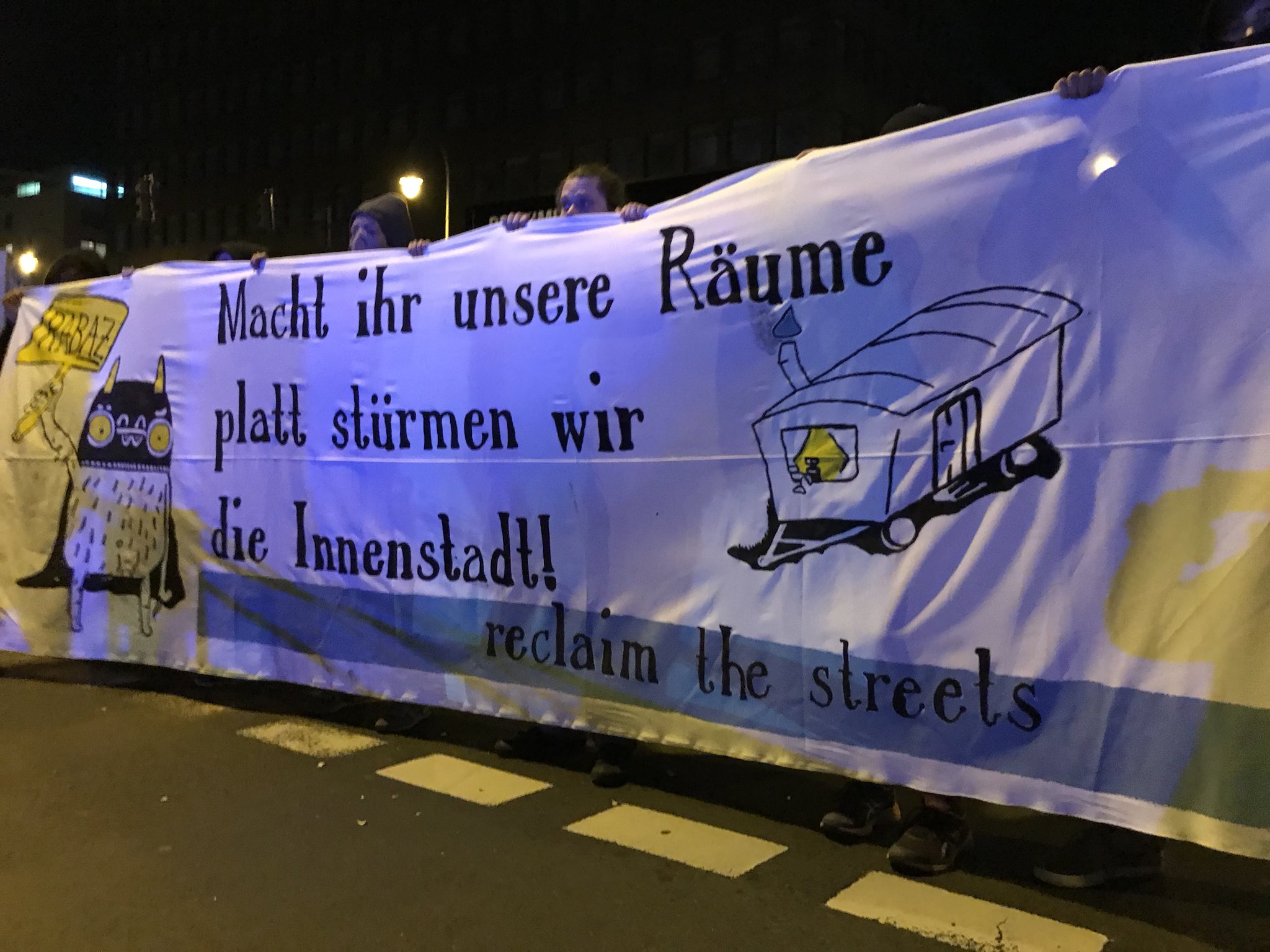 Reclaim the Streets! AZNutzer*innen blockieren den Friesenplatz