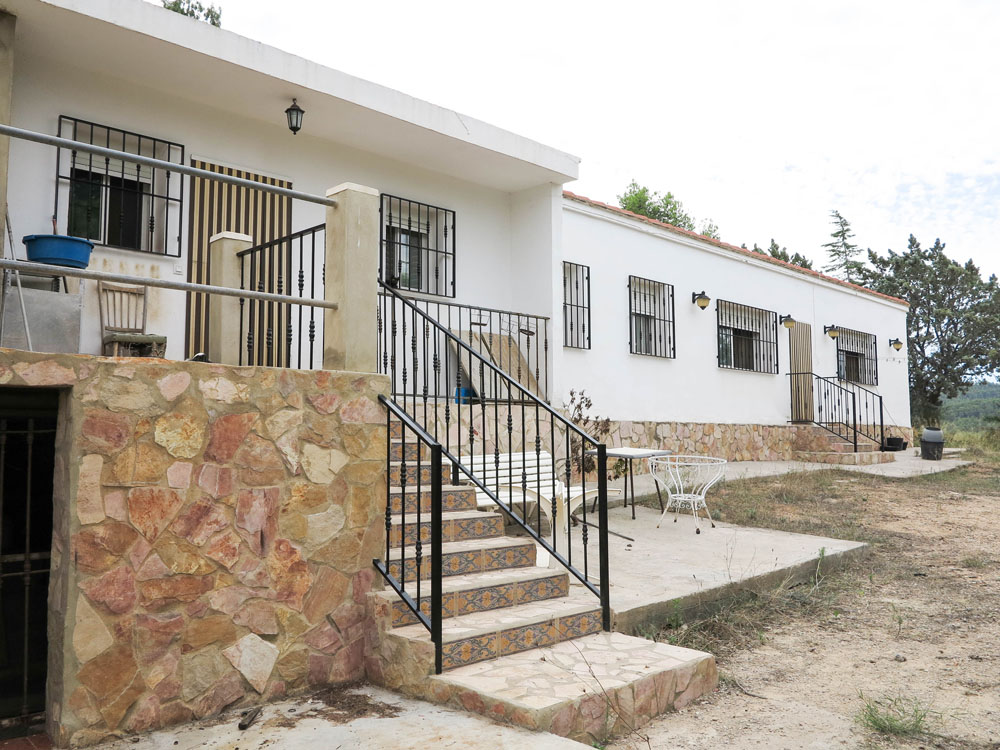 Valencia property for sale on a large plot, 5km outside of Montroy 017708