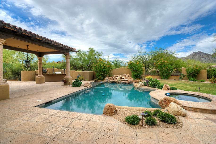 Resurfacing your pool? The benefits of plaster versus Pebble Tec