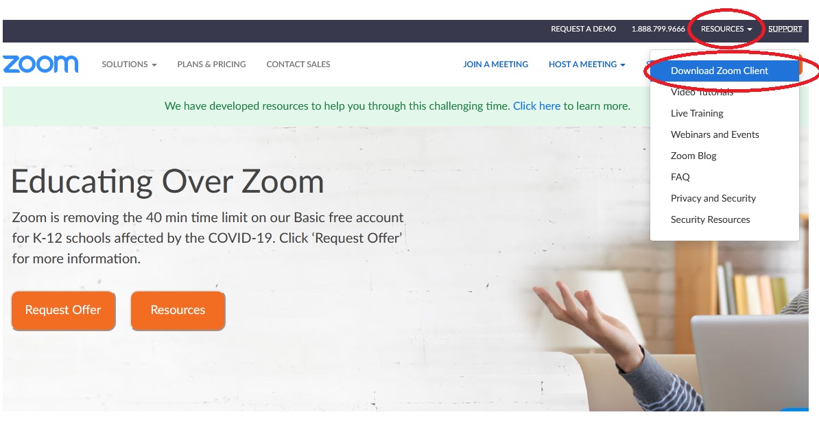 W prawym górnym rogu wybieramy Resources a następnie Download Zoom Client