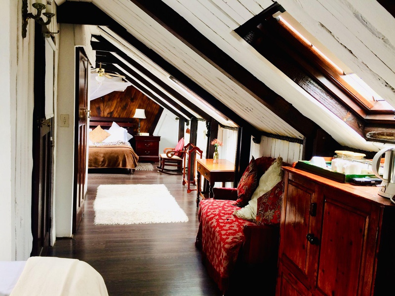 Classic Attic Harfield Guest Villa