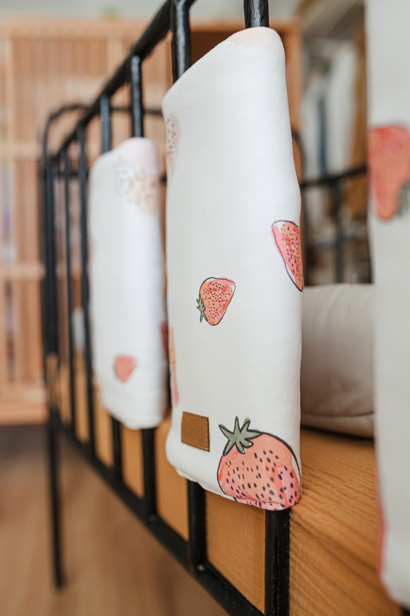 Velcro crib bumper kit strawberry babiesonboard