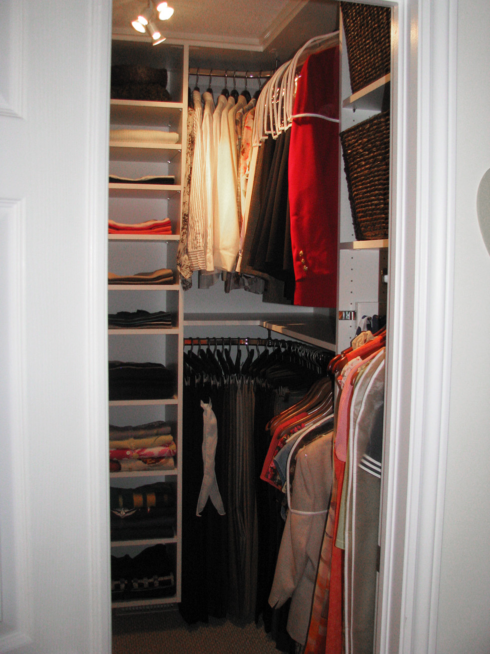 Babilo Building wardrobe and closet systems in Ottawa for your family