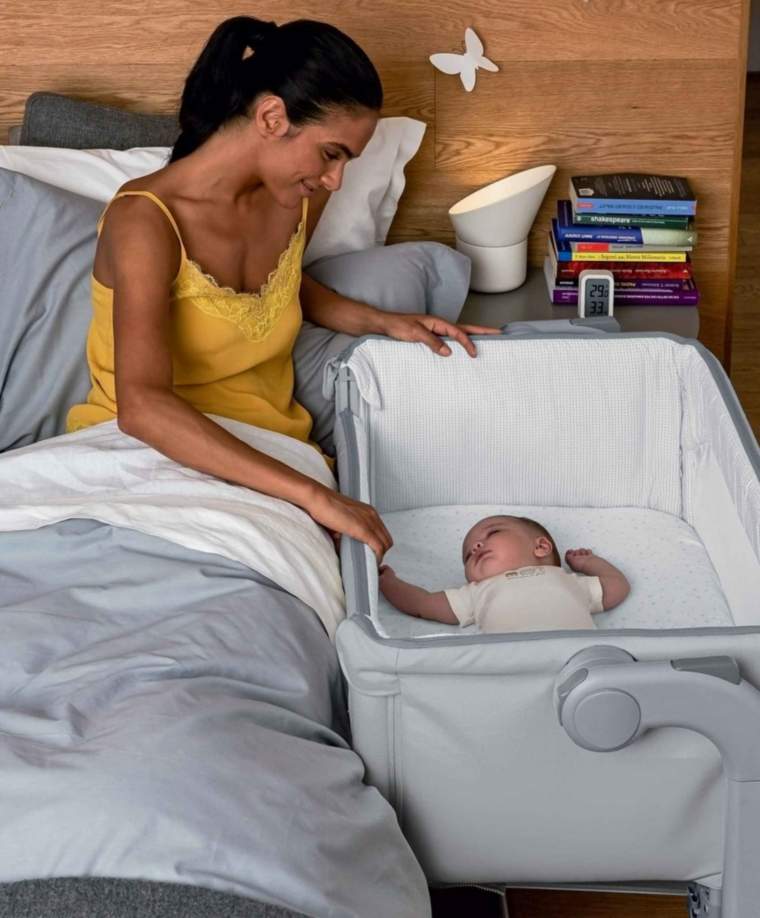 Chicco Next 2 Me Magic Side Sleeping Crib Cool Grey + Boppy Feeding