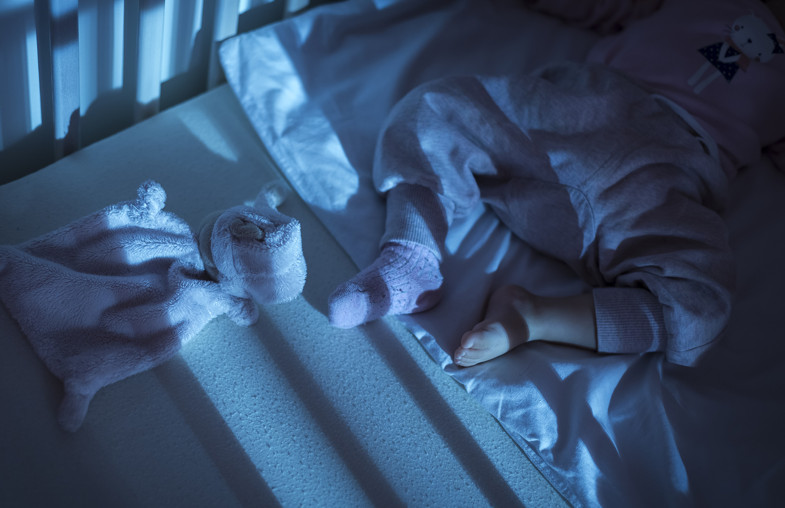 Should my baby nap in a light or blacked out room? Baby Sleep Project