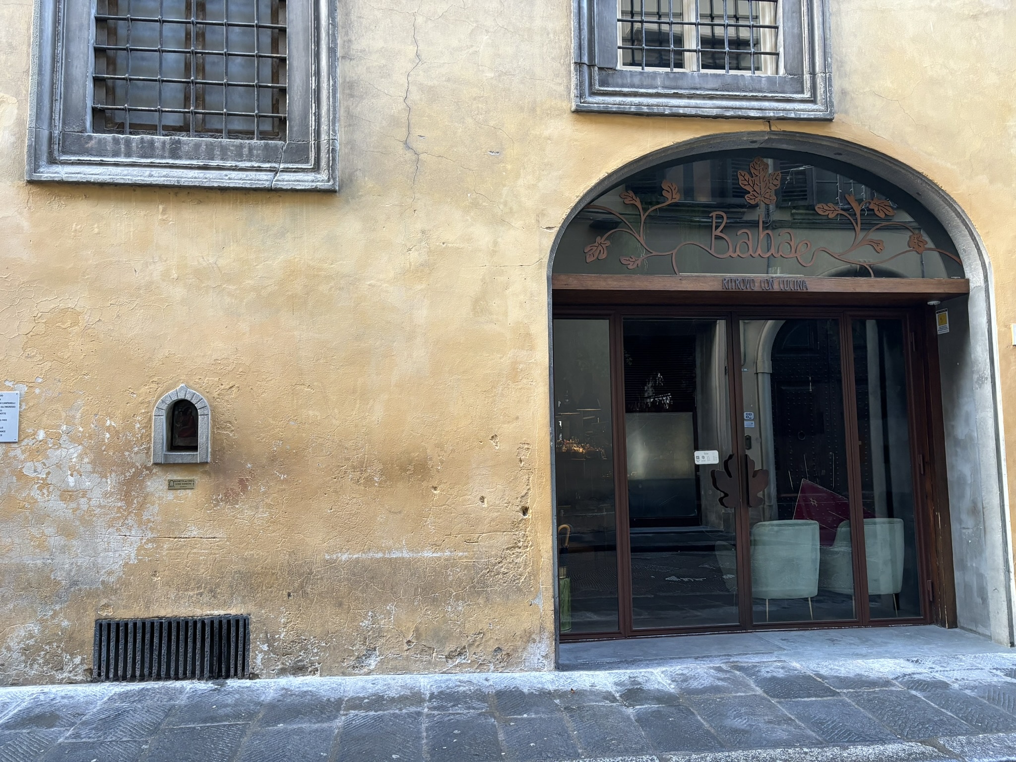 5 Best Wine Windows in Florence (with Map) backpacks and bubbly