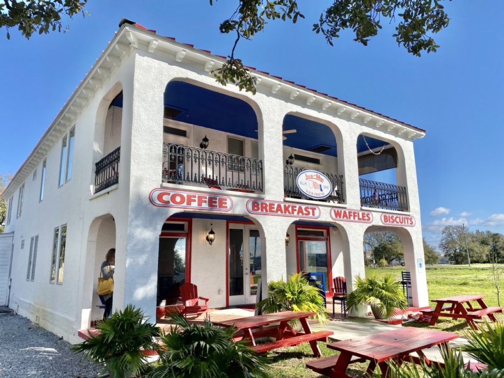 18 Mississippi Gulf Coast Restaurants Popular with Locals