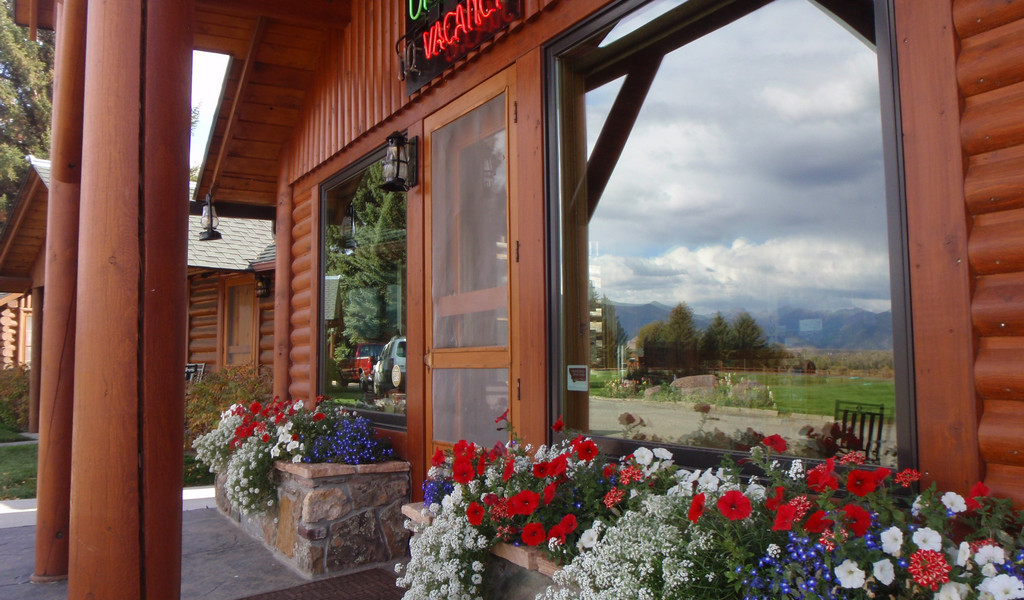 Lodging In Ennis, MT Backroad to Yellowstone