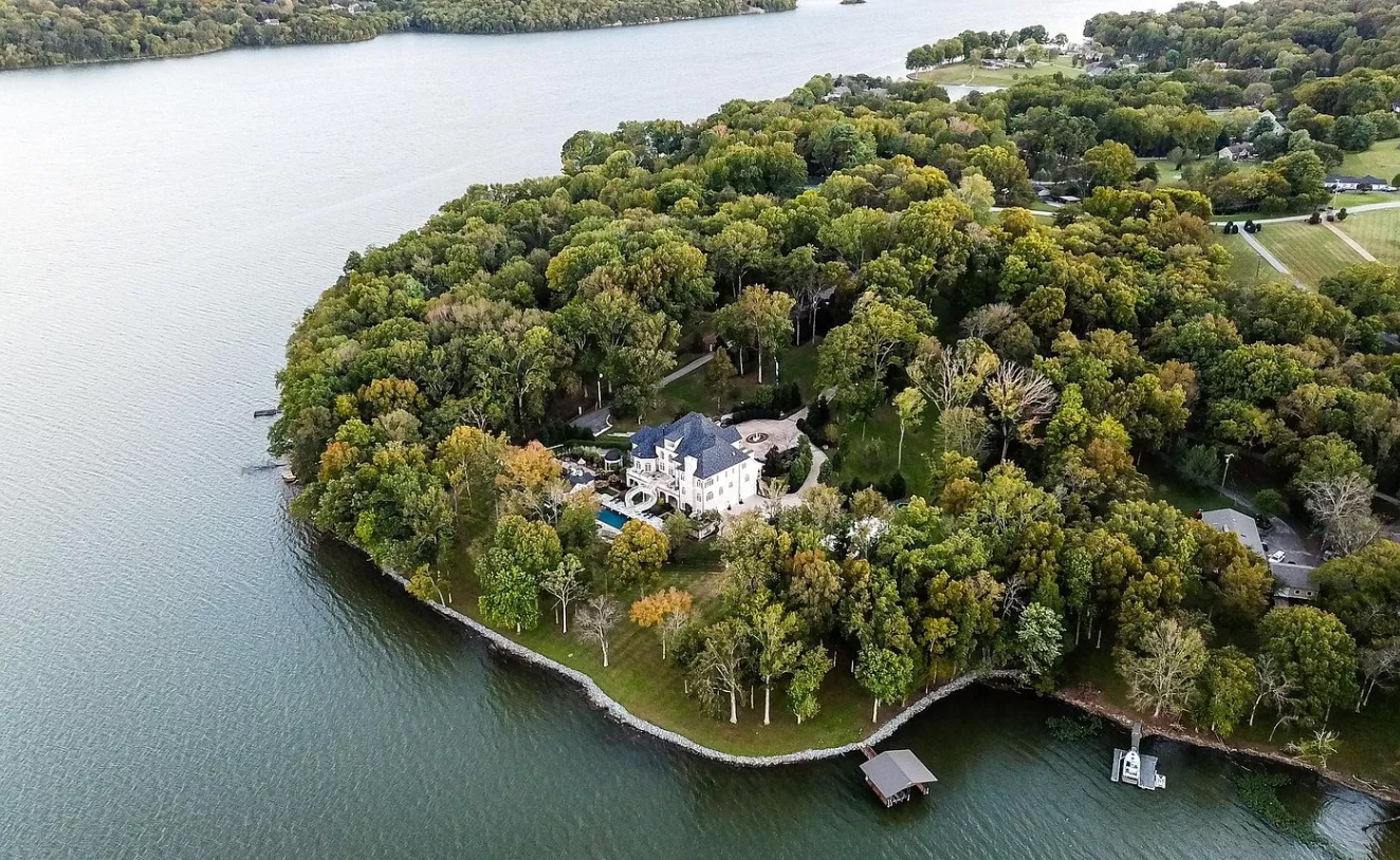 Waterfront Backyard Bay in Tennessee Backyard Bay