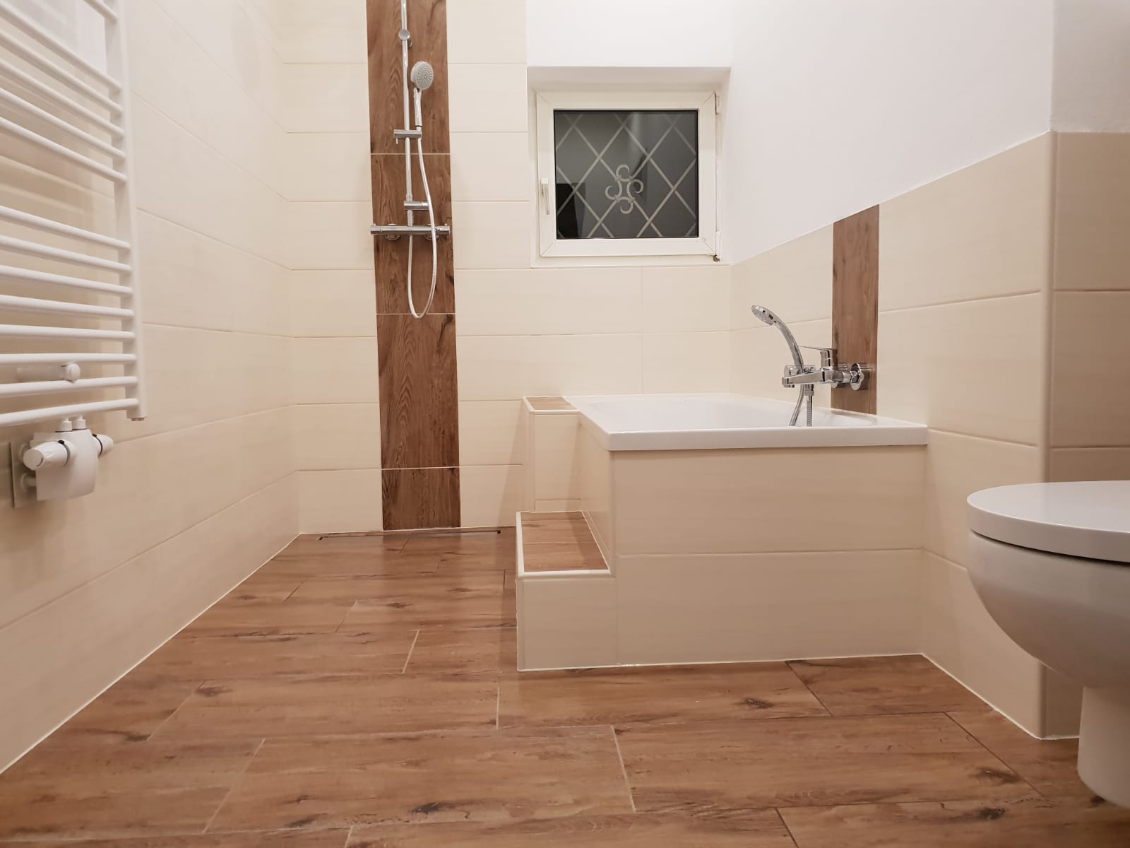 Barrierefreies Badezimmer mit Fliesen in wunderschöner Holzoptik Kurt