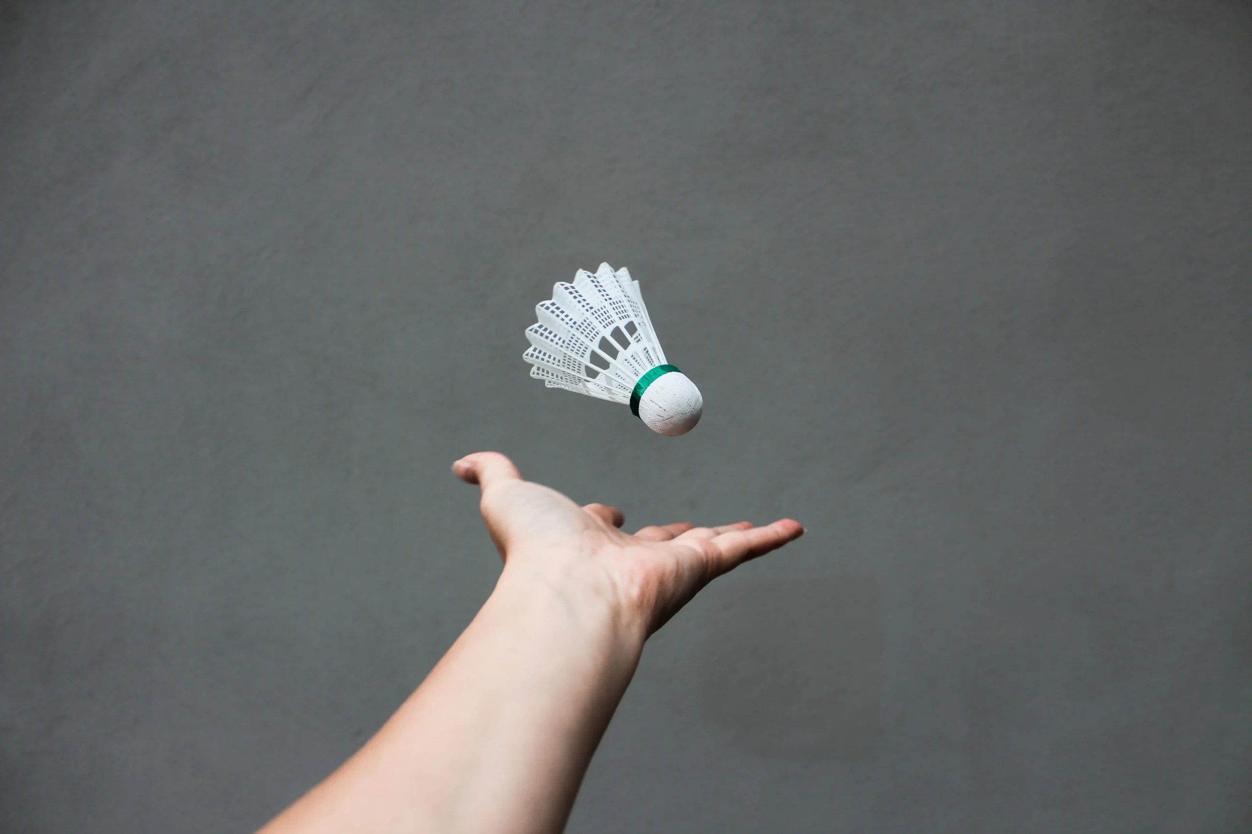 What is the Weight of a Plastic Shuttlecock? BadmintonBites