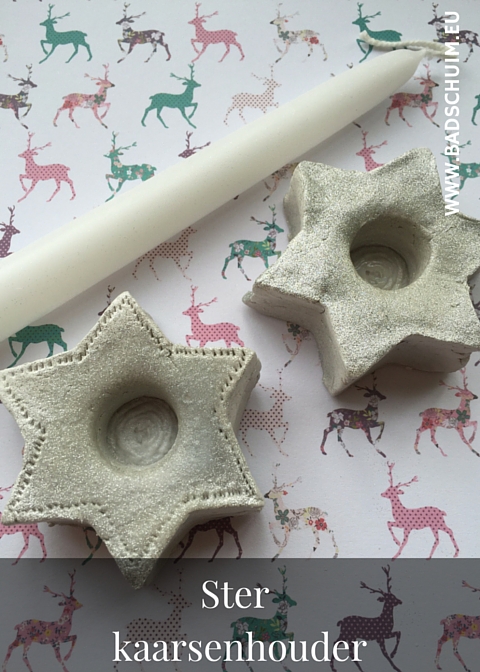 Geef eens een zelfgemaakt lichtpuntje weg! Een lief kado gemaakt van klei in de vorm van een ster: de ster kaarsenhouder. Zo gemaakt met dit stappenplan.