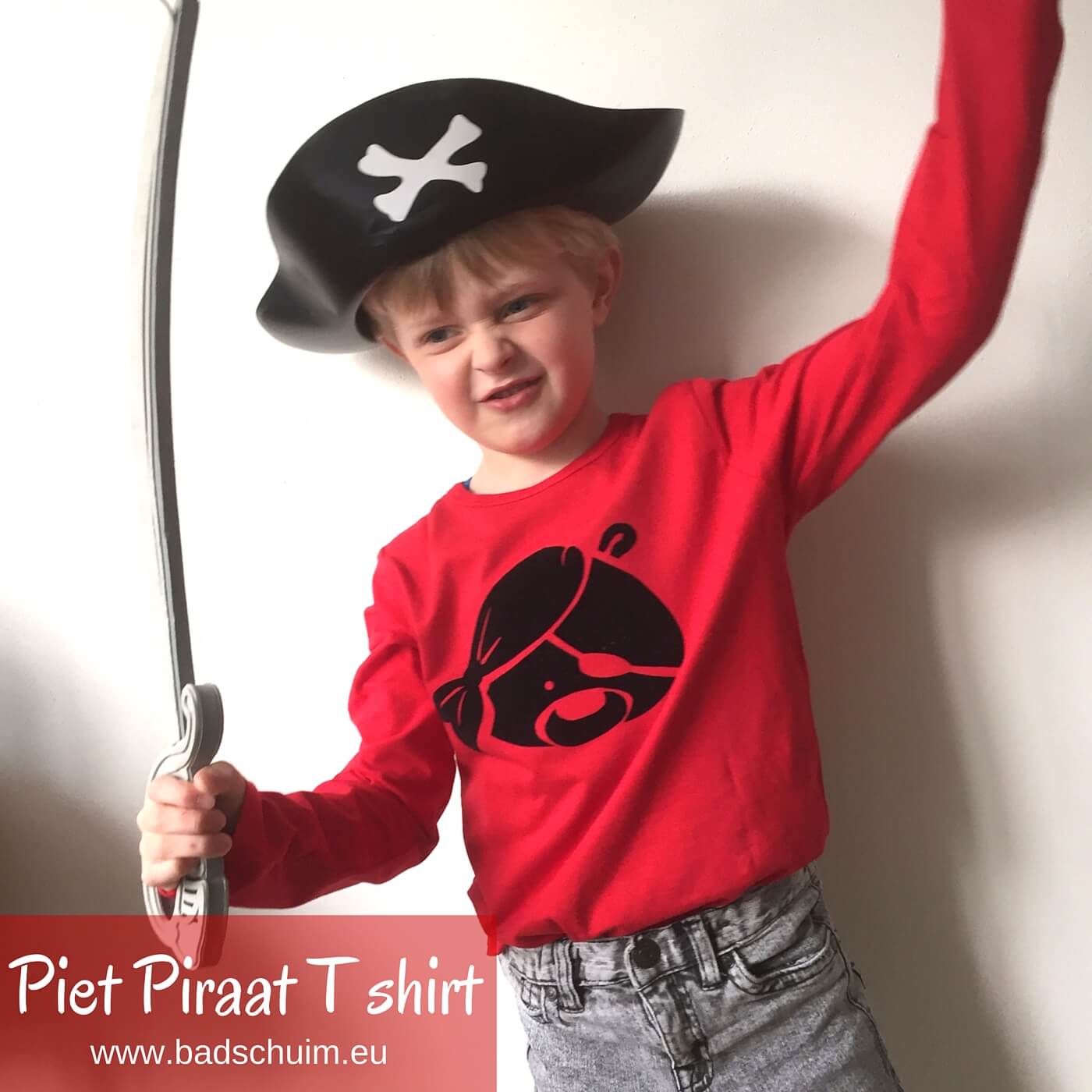 Maak je eigen Piet Piraat T shirt van strijkvelours. Met dit DIY foto stappenplan en silhouette van Piet Piraat heb jij het ook zo voor je kind gemaakt! Schip Ahoy Maatjes!