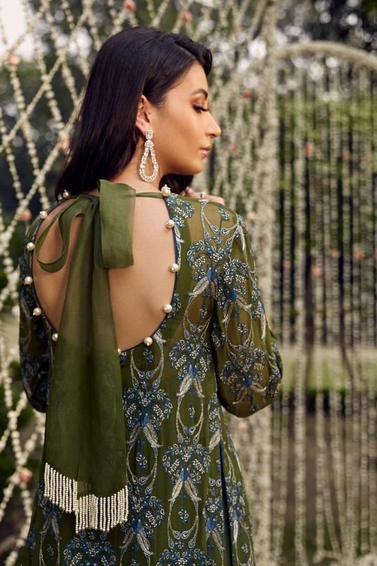 BACK DEEP NECK SUIT DESIGN FOR YOUR EVENTS! Baggout