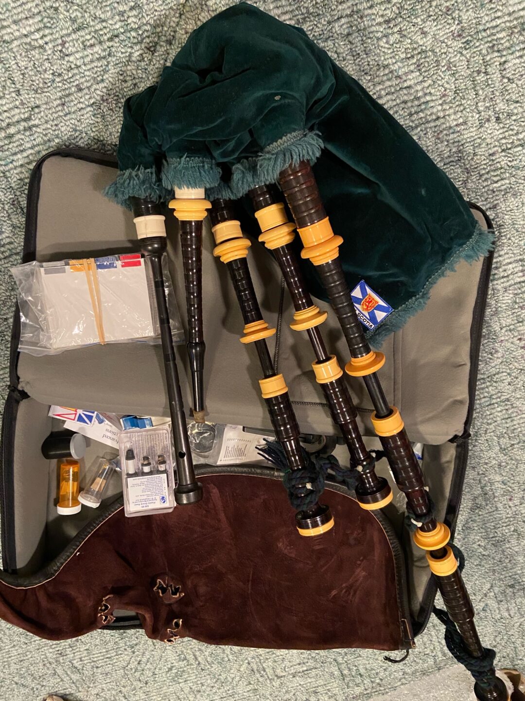 Bagpipe Central Highland Bagpipe set (make unknown)