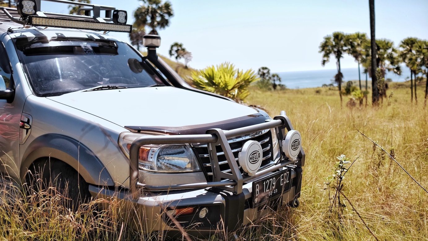 FORD EVEREST 4X4 RENTAL LABUAN BAJO FLORES LAND TOUR