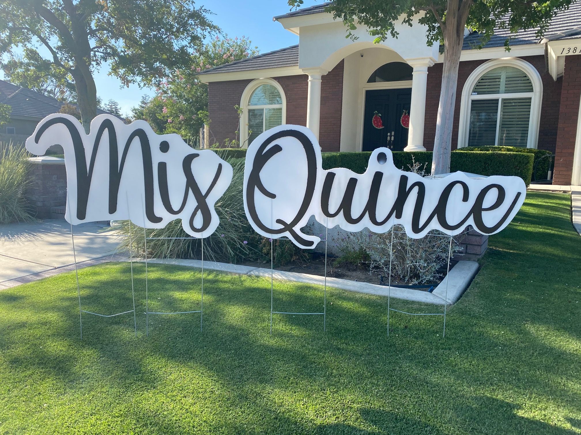 Mis Quince Bakersfield Yard Signs by Say It Creative