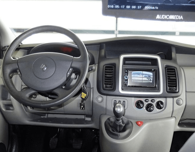 Renault Trafic (1+8) minibussi Baltic Car Rental