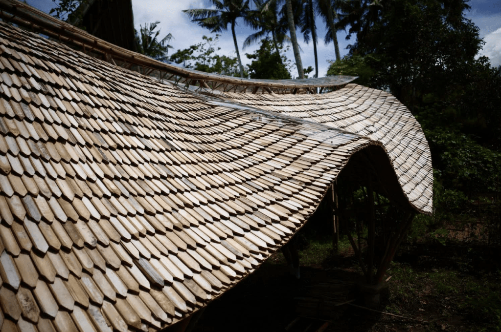 Building A Traditional Roof Using Bamboo Splits The Sirap Roofing Technique Bamboo U
