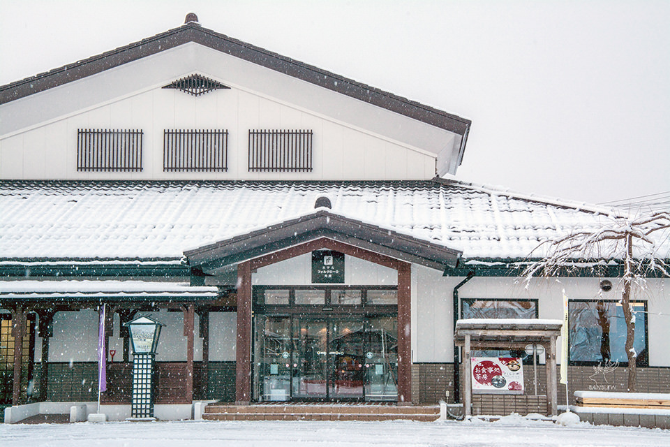 秋田住宿-角館folkloro飯店JR車站旁走1分就到-可看車站月台的房間窗景