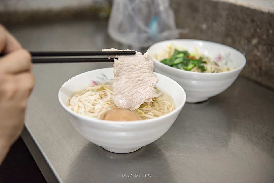 台北小吃:阿田麵 赤峰街在地老店美食 古早味大片赤肉滷蛋麵，老闆請來全套!