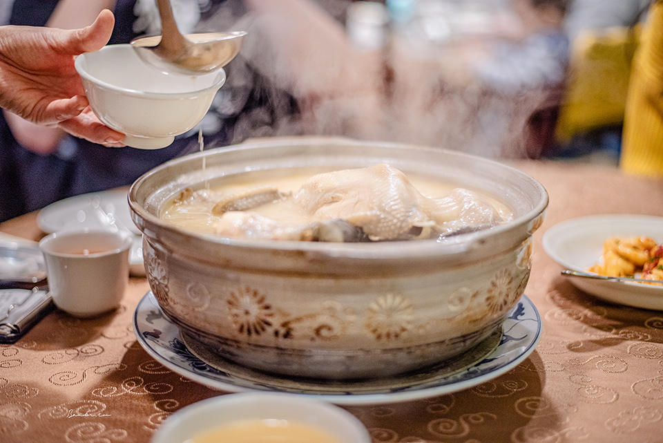 台北驥園川菜餐廳:砂鍋土雞湯超濃金黃乳白湯頭，必訪老字號雞湯名店／米其林推薦美食