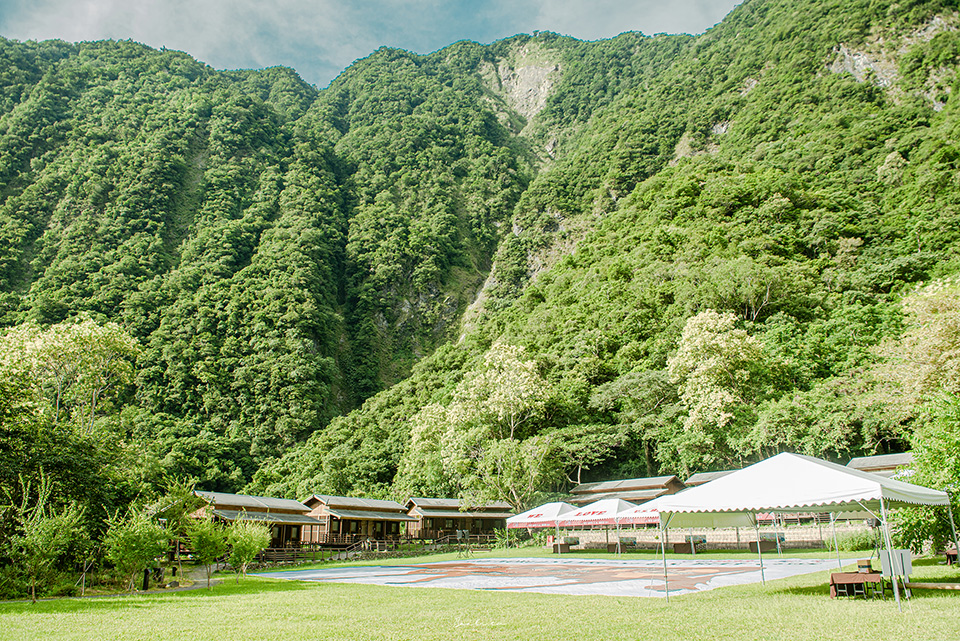 花蓮太魯閣住宿:太魯閣山月村 山谷圍繞避世秘境木屋，享受美牛燒烤和原住民料理、歌舞