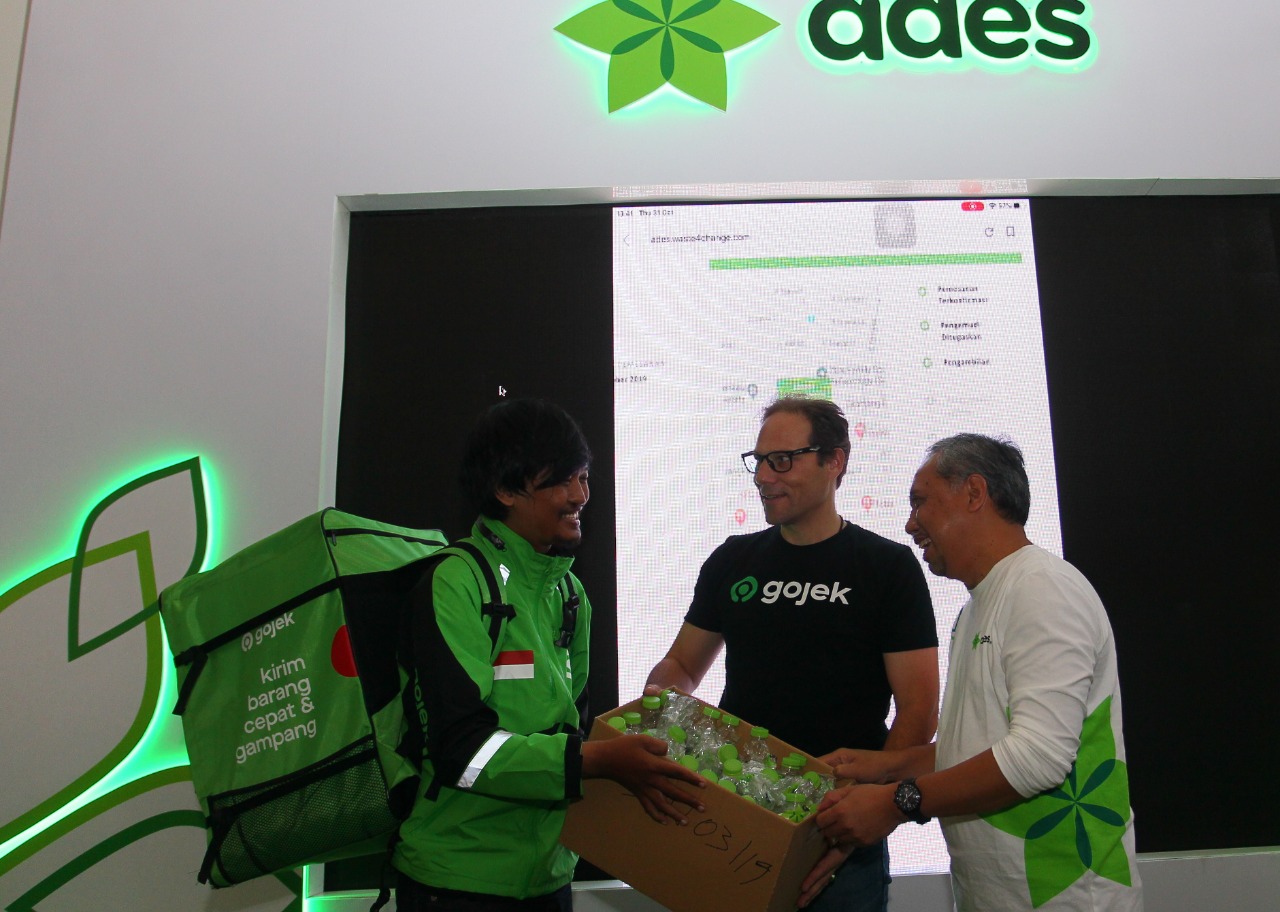 KOLABORASI "ADES" DAN "GOJEK" DUKUNG WASTE4CHANGE KEMASAN