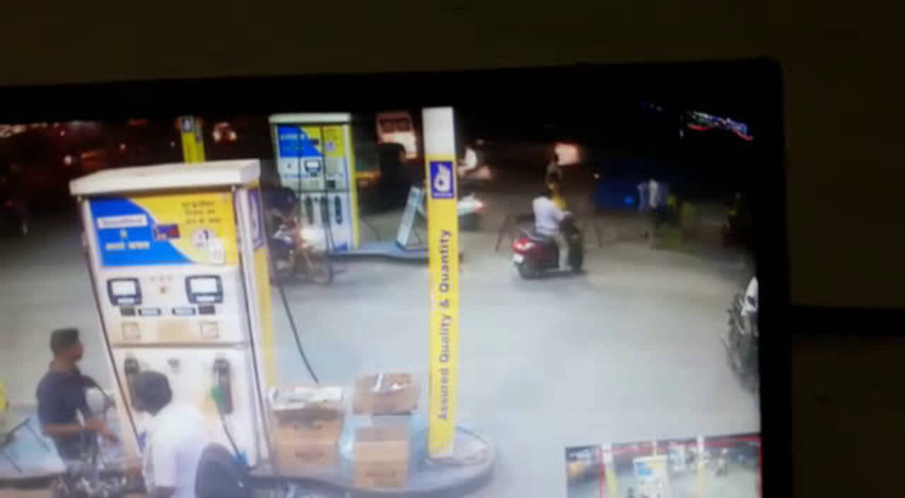 Bike's fuel tank catches fire while refilling in Mandya; none hurt