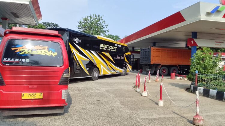 Antrean Solar Mengular di SPBU Lebak, Sopir Truk Keluhkan Aktivitas Kerja Terganggu Antrean Solar Mengular di SPBU Lebak, Sopir Truk Keluhkan Aktivitas Kerja Terganggu