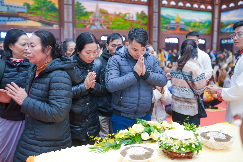 Vụ “xá lợi tóc Đức Phật 2.600 năm” ở chùa Ba Vàng Tiếng Dân