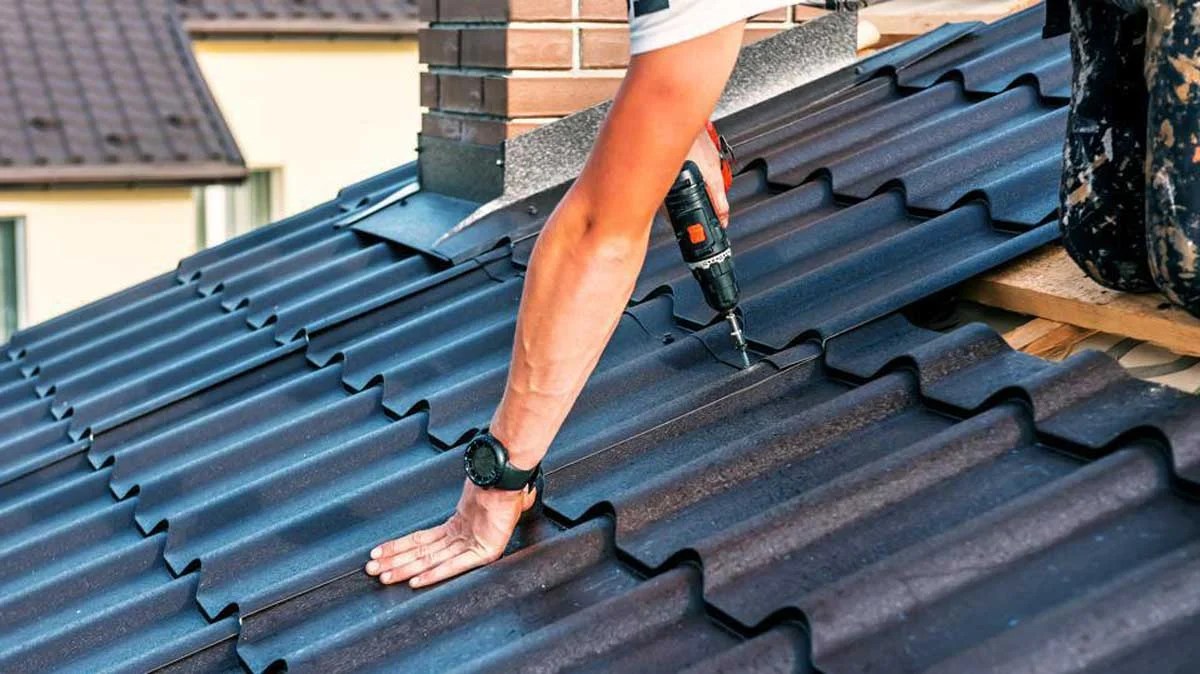 Which Is Better Metal Roof or Shingles?