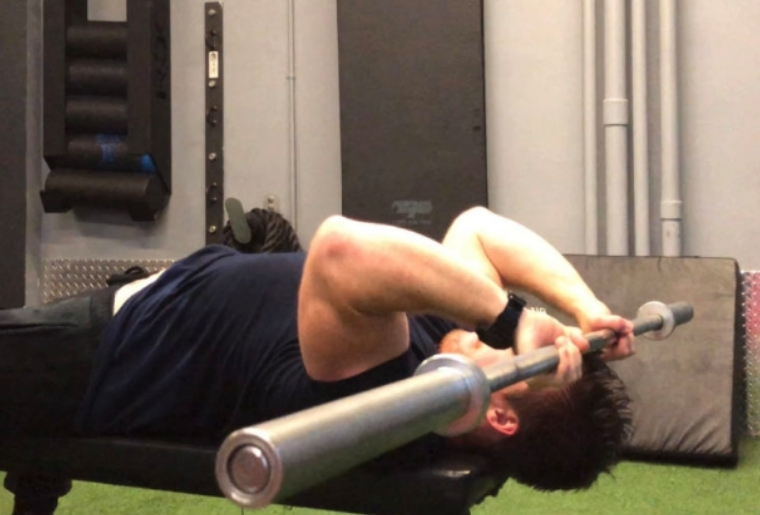 How to Build Offensively Large (and Strong) Triceps With Skull Crushers