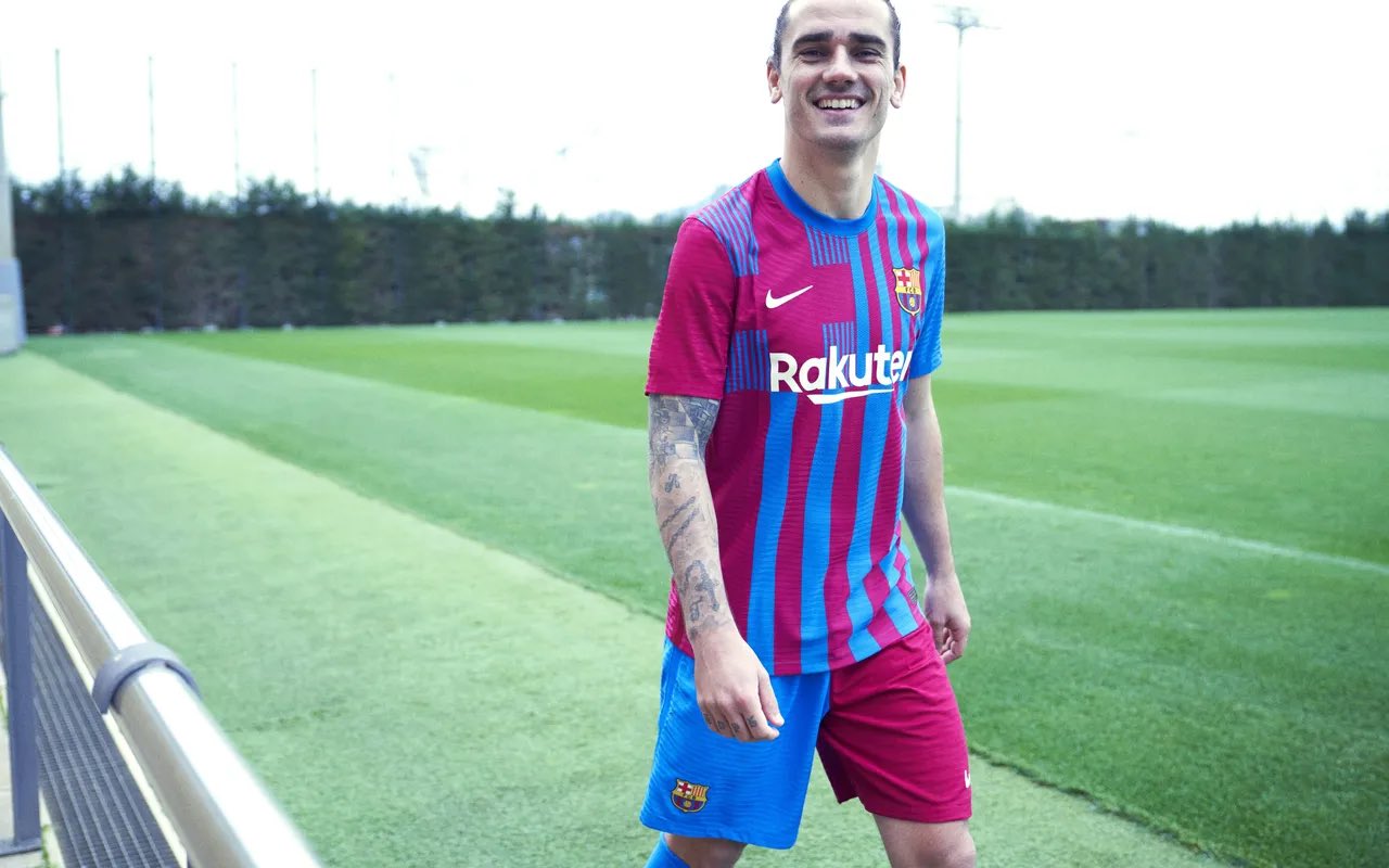 Official Barcelona unveil 202122 home kit at Camp Nou Barca Universal