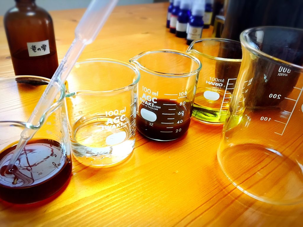 アンバーの香りとは⁉香水に使われるアンバー香を解説 超自然派非加熱フレグランス「バリバリー」のスタッフブログ