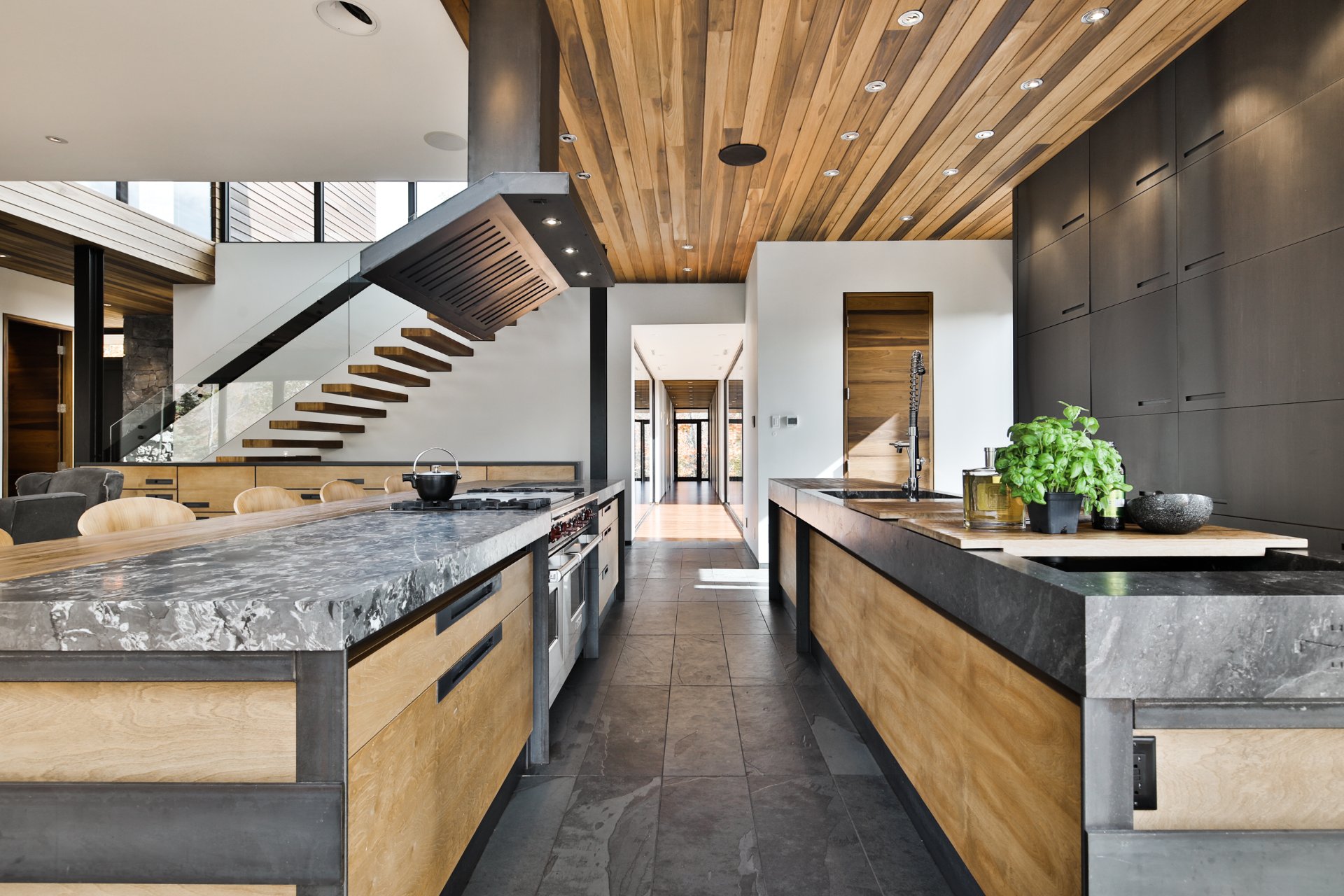 Buying luxury real estate in Québec and in Montreal