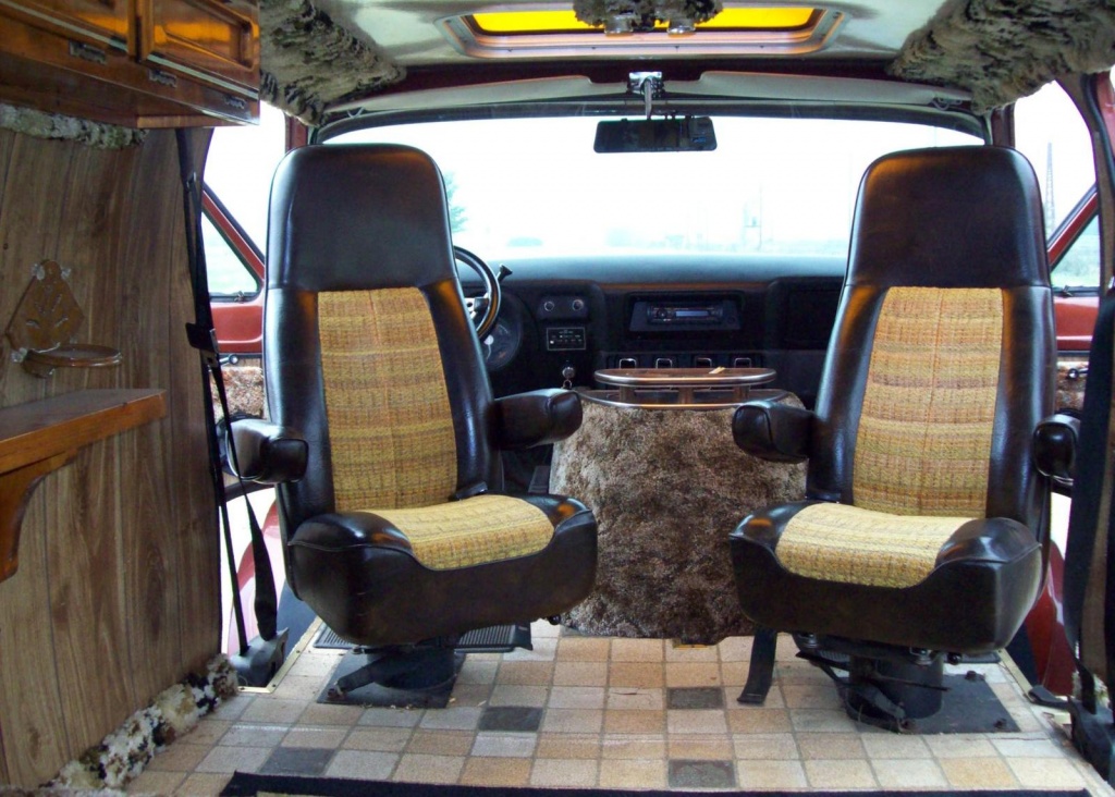 Shaggin' Wagon 1971 Dodge Tradesman B200