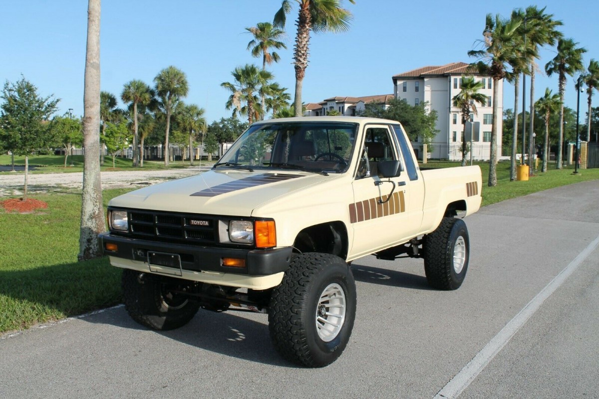 51,850 Miles Clean 1985 Toyota Pickup Barn Finds