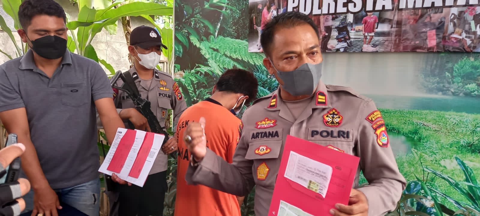 Polsek Lingsar Amankan Tersangka Penipuan Berugak | Barometer