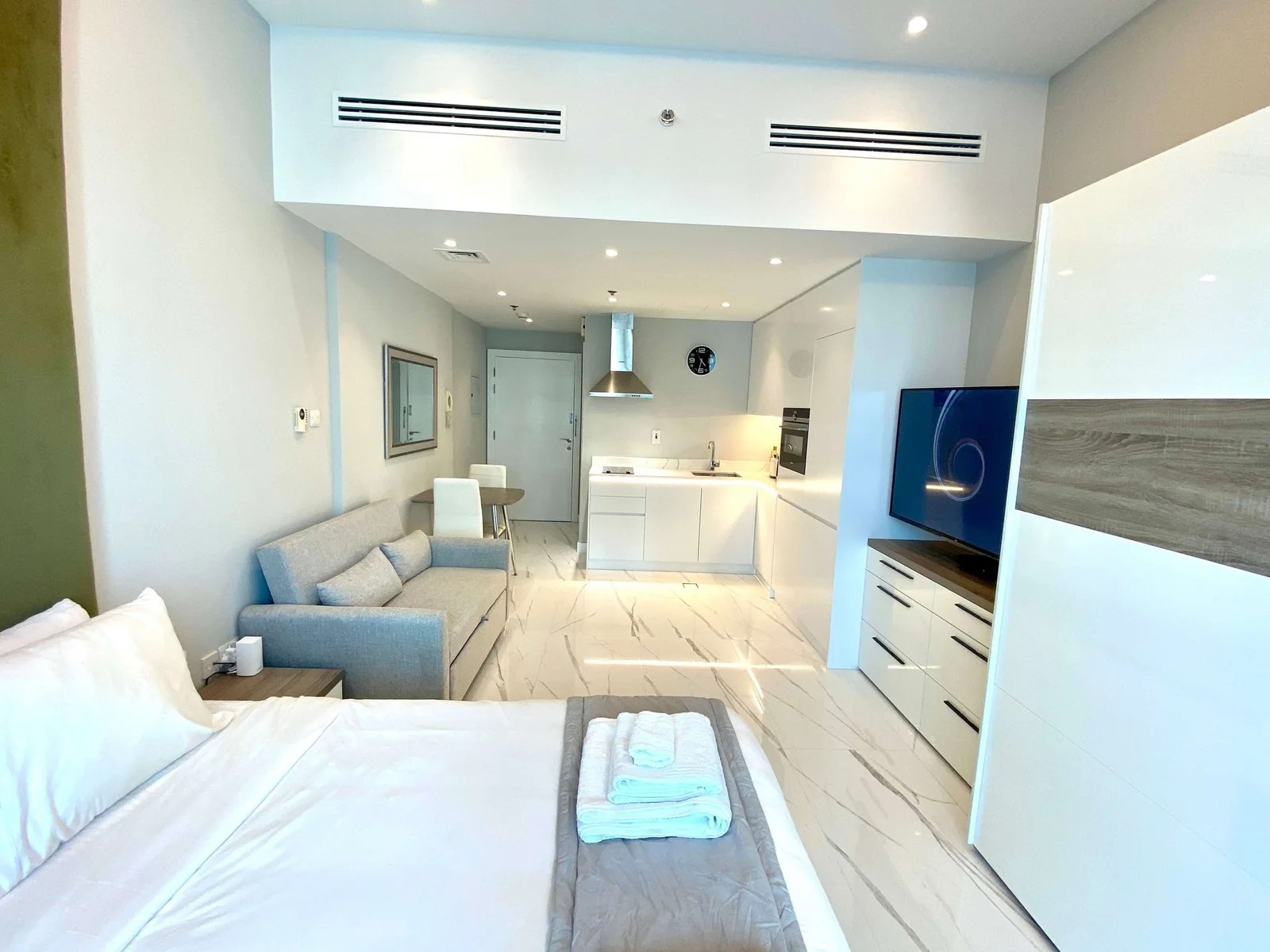 Exclusive Large Studio Apartment Baron & Baron